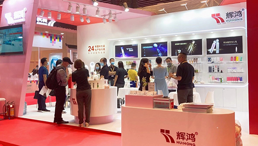 亞太美容展包材區（qū），這款“高頻脈衝（chōng）提拉按摩”眼霜管火了
